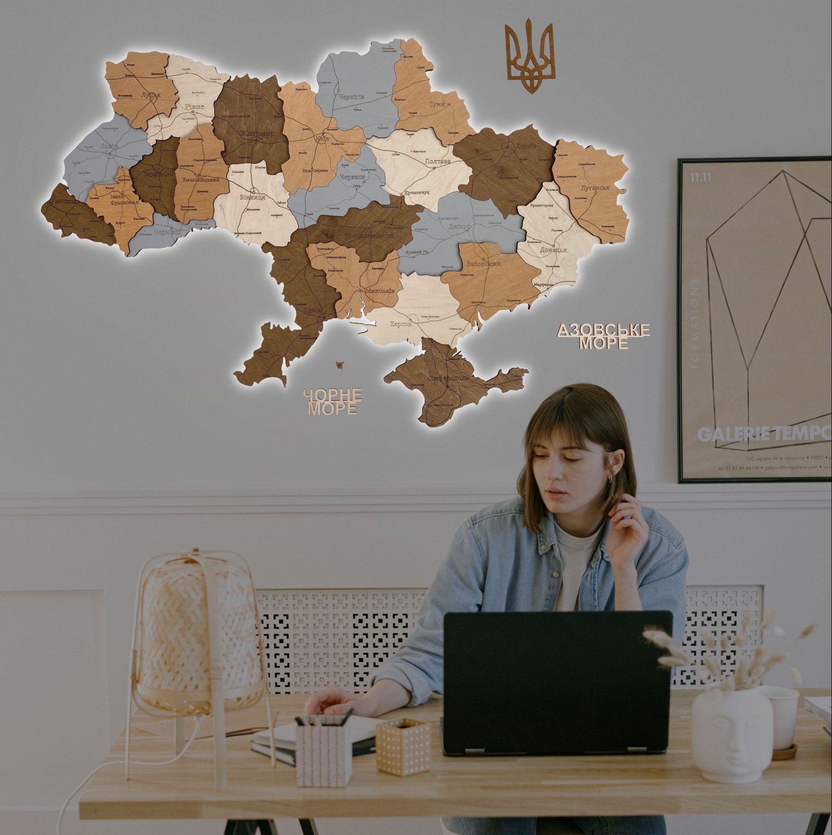 Багатошарова LED дерев‘яна карта України модель Sahara